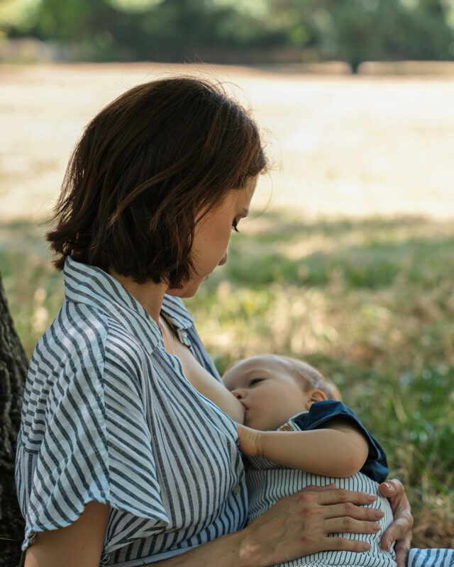 Maman allaitant son bébé