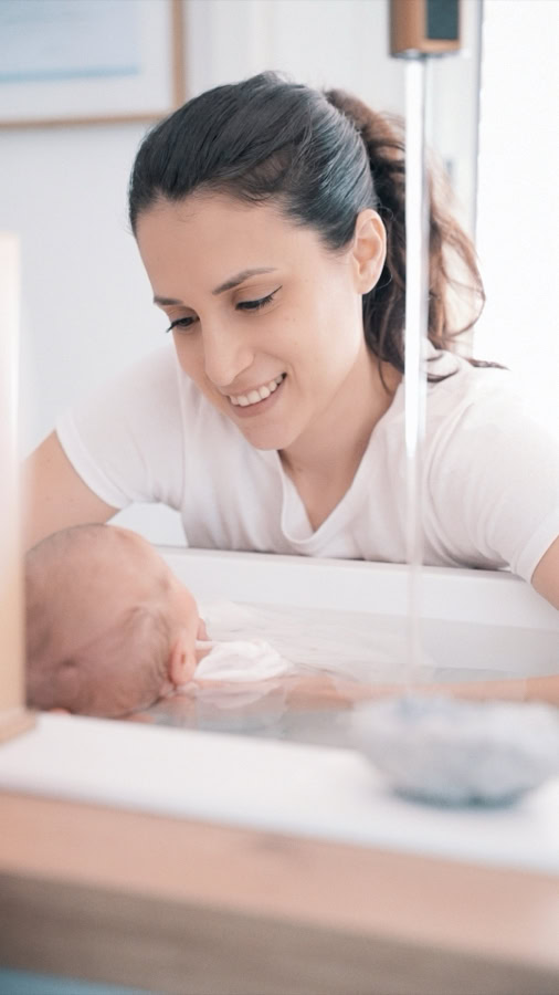 Caroline Mettler avec un bébé lors d'un Thérapeutique Bain Bébé®