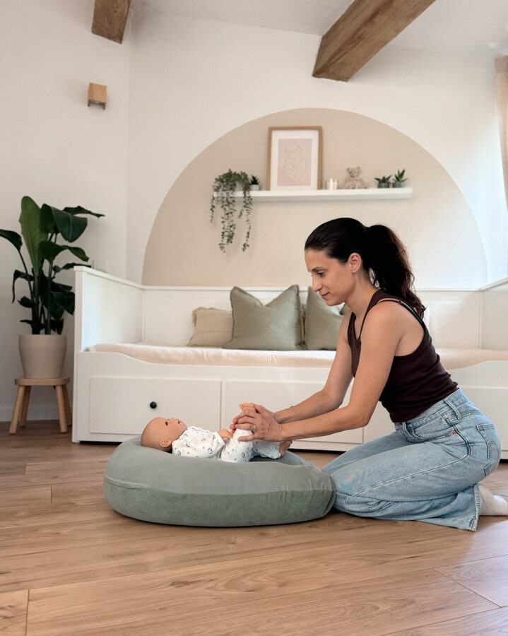Caroline Mettler massant un bébé